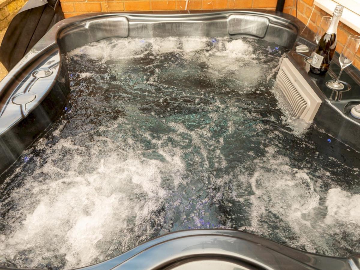 سكرابورو Pass The Keys Amazing 4 Bedroom Property- Hot Tub & Sea Views المظهر الخارجي الصورة